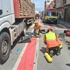 Los bomberos durante las tareas de exarceración de la anciana atrapada bajo las ruedas del camión en Vilamarxant.