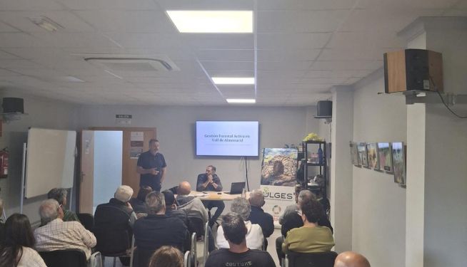 Vecinos y propietarios forestales de Vall de Almonacid asisten a la reunión informativa sobre el futuro acuerdo de custodia forestal impulsado por el Ayuntamiento y el Proyecto ULGES. / EPDA