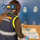 Agente de la Policía Nacional manipulando las notas que el arrestado dejaba a su ex pareja.