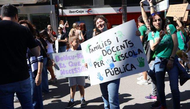Una mujer con una pancarta en una manifestación educativa la semana pasada en el Port de Sagunt. Una mujer con una pancarta en una manifestación educativa la semana pasada en el Port de Sagunt.