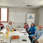Participants en una de les sessions del taller 'Cafenet', emmarcat en el programa d'inclusió social Supera't a Nules. / EPDA