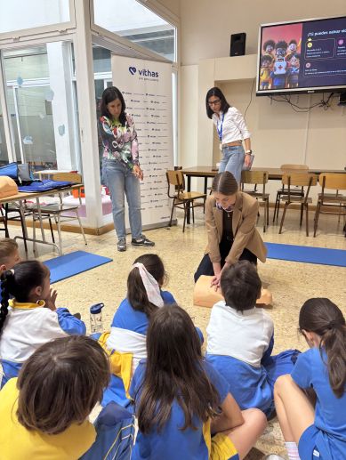 Una enfermera de Vithas practica la técnica de RCP ante los alumnos del colegio Argos durante el taller de primeros auxilios. / EPDA