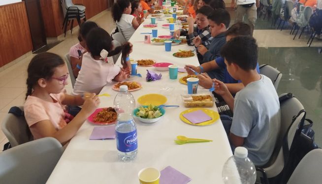 Durante la comida de convivencia./ EPDA Durante la comida de convivencia./ EPDA