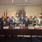 Ponentes, académicos y asistentes posan tras la conferencia celebrada en la Real Academia de Cultura Valenciana sobre la Casa-Museo Azorín y la huella cultural de la Generación del 98. / EPDA