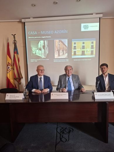 El director de la Casa-Museo Azorín y del Archivo de la Fundación Mediterráneo, Javier Gallud, junto al Decano de la Real Academia de Cultura Valenciana, Luis Miguel Romero Villafranca, durante la conferencia dedicada al legado de Azorín y la Generación del 98. / EPDA El director de la Casa-Museo Azorín y del Archivo de la Fundación Mediterráneo, Javier Gallud, junto al Decano de la Real Academia de Cultura Valenciana, Luis Miguel Romero Villafranca, durante la conferencia dedicada al legado de Azorín y la Generación del 98. / EPDA