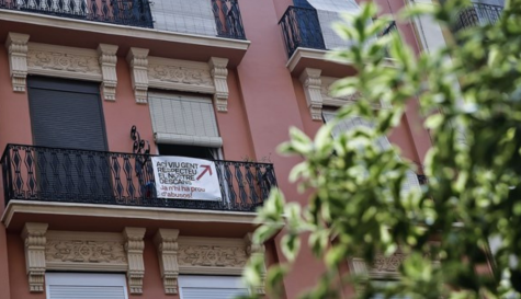 Una vivienda del barrio de Russada, con un cartel en el que se lee: "Ací viu gent, respecteu el nostre descans".