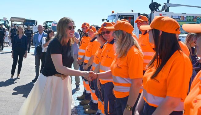 Los servicios de limpieza de las playas de Valenicia. Los servicios de limpieza de las playas de Valenicia.