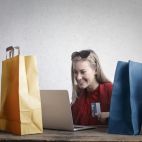 Una mujer realizando compras online desde casa. / Andrea Piacquadio