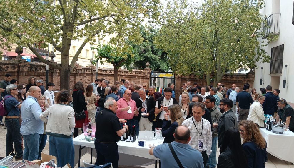 Ambiente durante la IV Mostra de Vins per a professionals de la IGP Castelló, que reunió a unas 200 profesionales del sector en el Espai Cultural Obert Les Aules de Castellón. / Imagen cedida por IGP Castelló. Ambiente durante la IV Mostra de Vins per a professionals de la IGP Castelló, que reunió a unas 200 profesionales del sector en el Espai Cultural Obert Les Aules de Castellón. / Imagen cedida por IGP Castelló.