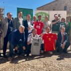 Representantes institucionales, deportivos y de Fundación Eurocaja Rural durante la presentación del partido solidario “Leyendas del Fútbol”, que se celebrará en Cáceres para apoyar la lucha contra la ELA. / Imagen publicada por la Fundación Eurocaja Rural.