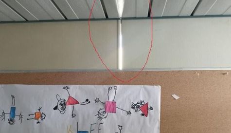 Aula prefabricada per dins. (S’aprecia la junta per on entra llum, vent i aigua quan plou). Aula prefabricada per dins. (S’aprecia la junta per on entra llum, vent i aigua quan plou).
