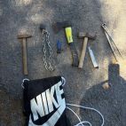 Objetos encontrados en el vehículo de la mujer.