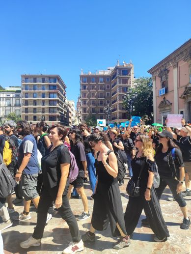 Un momento de la protesta del profesorado de FP en la Plaza de la Virgen de Valencia. Un momento de la protesta del profesorado de FP en la Plaza de la Virgen de Valencia.