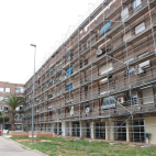 Un edificio del barrio de Baladre, en obras.