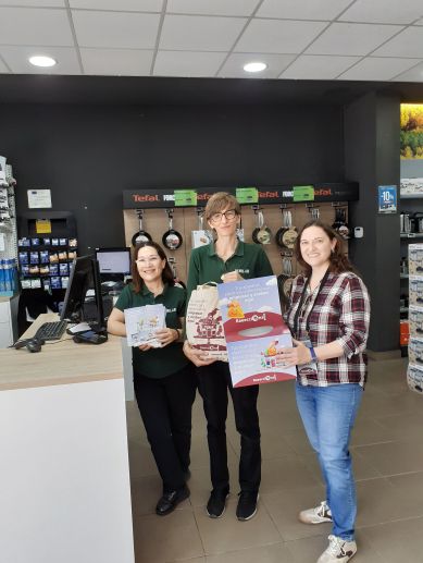 El equipo de educación ambiental de RAEECCIONA recorre establecimientos adheridos para impulsar la correcta gestión de residuos electrónicos. / EPDA El equipo de educación ambiental de RAEECCIONA recorre establecimientos adheridos para impulsar la correcta gestión de residuos electrónicos. / EPDA