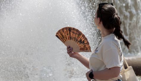 Una joven se abanica ante una fuente en el centro de la ciudad de Valencia. Una joven se abanica ante una fuente en el centro de la ciudad de Valencia.