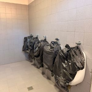 Urinarios fuera de servicio. Urinarios fuera de servicio.