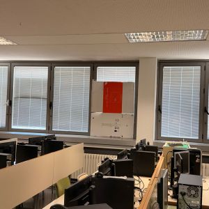 Cartones colocados en una ventana rota de un aula de informática. Cartones colocados en una ventana rota de un aula de informática.