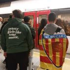 Aficionados del Valencia CF en una parada de Metrovalencia. Aficionados del Valencia CF en una parada de Metrovalencia.