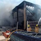 Incendio en una nave industrial de Almoradí. Incendio en una nave industrial de Almoradí.