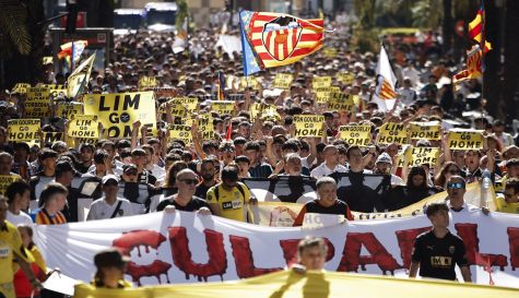Manifestación para denunciar la gestión de Peter Lim antes del partido entre el Valencia CF ante el FC Barcelona y las cargas policiales. Manifestación para denunciar la gestión de Peter Lim antes del partido entre el Valencia CF ante el FC Barcelona y las cargas policiales.