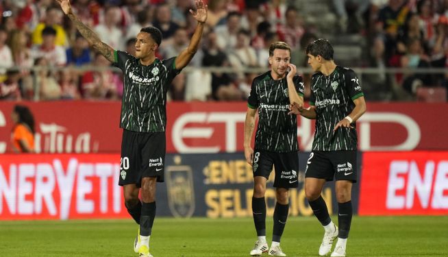 El delantero del Elche Álvaro Rodríguez (i) celebra tras marcar el 0-1, durante el partido de la jornada 38 de la LaLiga EA Sports entre el Girona Fc y el Elche Fc, este sábado en el estadio municipal de Montilivi. El delantero del Elche Álvaro Rodríguez (i) celebra tras marcar el 0-1, durante el partido de la jornada 38 de la LaLiga EA Sports entre el Girona Fc y el Elche Fc, este sábado en el estadio municipal de Montilivi.