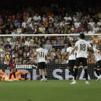 Los jugadores del Valencia celebran el tercer gol marcado por Guido ante el FC Barcelona durante el partido de la jornada 38 de LaLiga entre el Valencia y el Barcelona, este sábado en el estadio de Mestalla en Valencia. Los jugadores del Valencia celebran el tercer gol marcado por Guido ante el FC Barcelona durante el partido de la jornada 38 de LaLiga entre el Valencia y el Barcelona, este sábado en el estadio de Mestalla en Valencia.