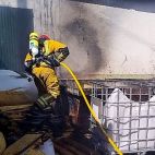 Incendio declarado este sábado en el exterior de la fábrica Aceites Troya de Alcoy. Incendio declarado este sábado en el exterior de la fábrica Aceites Troya de Alcoy.