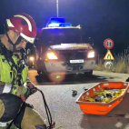 Bomberos del Consorcio de Castellón rescatan a los ocupantes de un vehículo precipitado en el río Mijares en Vila-real.