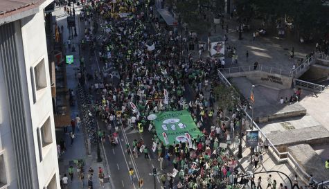 Docents, famílies i estudiants abarrotaren este dissabte els carrers de València en una nova manifestació multitudinària per l'educació. Docents, famílies i estudiants abarrotaren este dissabte els carrers de València en una nova manifestació multitudinària per l'educació.