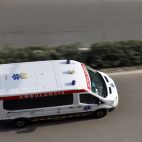 Una ambulancia se dirige a un servicio. Una ambulancia se dirige a un servicio.