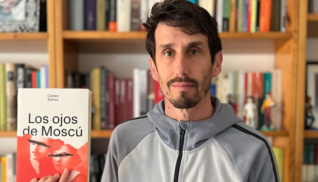 Carles Senso amb la seua nova novel·la 'Los Ojos de Moscú'. Carles Senso amb la seua nova novel·la 'Los Ojos de Moscú'.