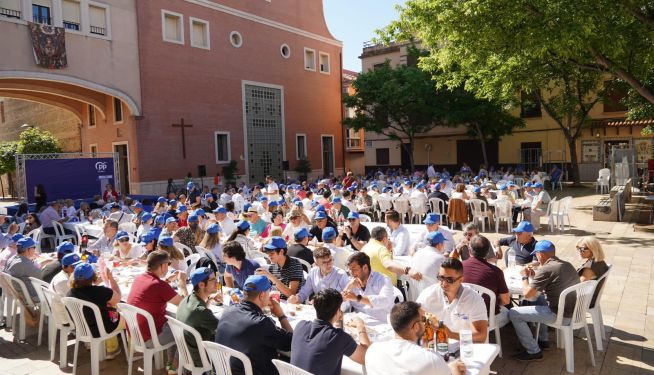 Almuerzo popular organizado por el PP de Gandia en la Plaza Sant Josep del Raval. Almuerzo popular organizado por el PP de Gandia en la Plaza Sant Josep del Raval.
