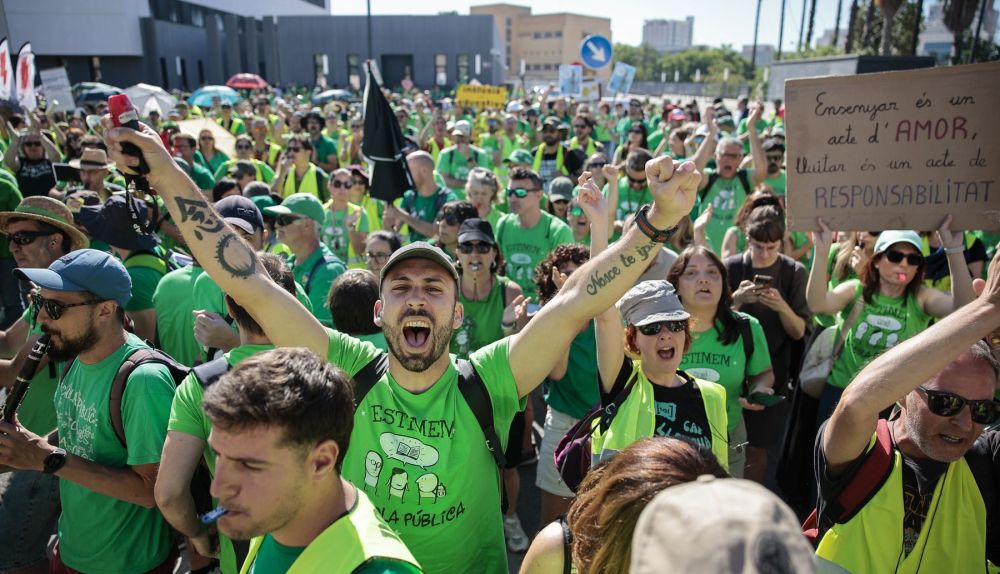 Personal docente se concentra ante la Conselleria de Educación este lunes. / EFE-Biel Aliño Personal docente se concentra ante la Conselleria de Educación este lunes. / EFE-Biel Aliño