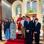Los diez jóvenes confirmados posan junto al párroco D. Tomás Minguet y el vicario episcopal D. Francisco Javier Grande Ballesteros tras la celebración del Sacramento de la Confirmación en la parroquia de Santa Bárbara de Casinos. / EPDA Los diez jóvenes confirmados posan junto al párroco D. Tomás Minguet y el vicario episcopal D. Francisco Javier Grande Ballesteros tras la celebración del Sacramento de la Confirmación en la parroquia de Santa Bárbara de Casinos. / EPDA