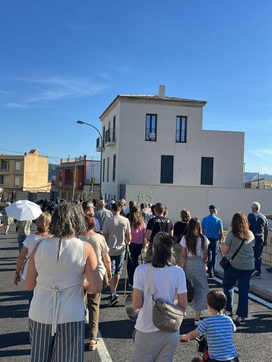 Participantes en la caminata vecinal durante la protesta contra la instalación del vertedero de amianto en Losa del Obispo. / EPDA Participantes en la caminata vecinal durante la protesta contra la instalación del vertedero de amianto en Losa del Obispo. / EPDA