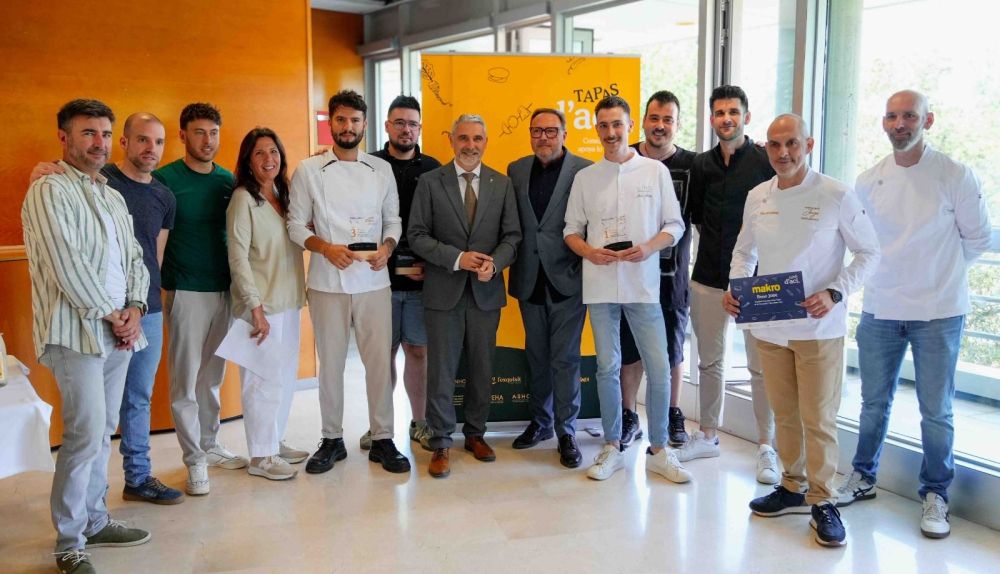 Els membres del jurat, amb els guanyadors.