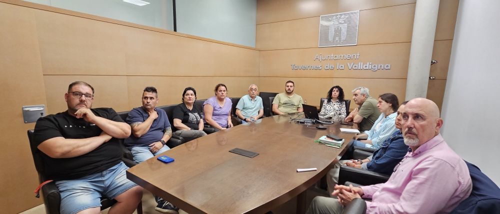 Presentació del projecte del mercat als venedors. Presentació del projecte del mercat als venedors.