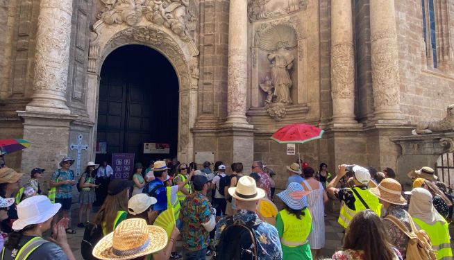 Els docents, de "guiris", davant de la Catedral de València.