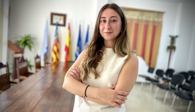 Lara González posa en el saló de plens de l'ajuntament de Quart de les Valls. Lara González posa en el saló de plens de l'ajuntament de Quart de les Valls.