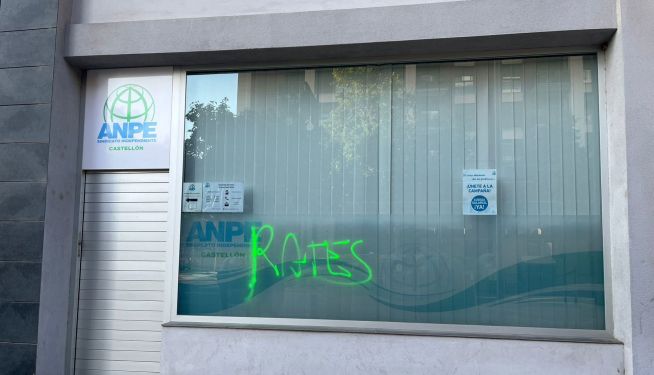 Pintada en la sede de ANPE. Pintada en la sede de ANPE.