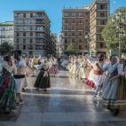 Decenas de bailarines llenaron la Plaza de la Virgen durante la dansà en homenaje a José Luis Lliso Ruiz, en un acto marcado por la tradición valenciana. / EPDA