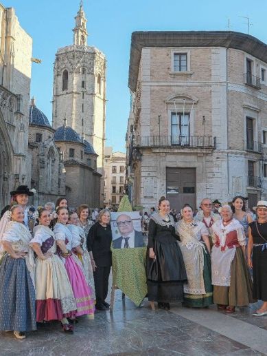 Representantes institucionales, grupos de danza y participantes posan durante el homenaje a José Luis Lliso Ruiz en la Plaza de la Virgen de València. / EPDA Representantes institucionales, grupos de danza y participantes posan durante el homenaje a José Luis Lliso Ruiz en la Plaza de la Virgen de València. / EPDA