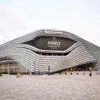 Fachada exterior del Roig Arena con el logo de Miró Vermouth. / EPDA