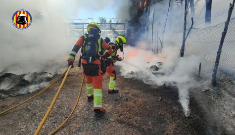 Intervención de los bomberos en el incendio de los viveros. Intervención de los bomberos en el incendio de los viveros.