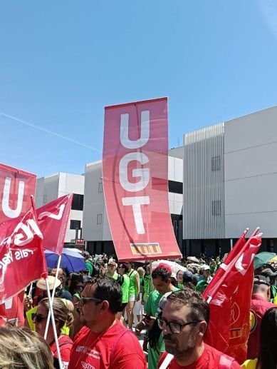 Manifestantes a las puertas de la conselleria.