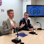 El portaveu del PP de Gandia, Víctor Soler, i el regidor Guillermo Barber durant la roda de premsa. El portaveu del PP de Gandia, Víctor Soler, i el regidor Guillermo Barber durant la roda de premsa.