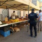 gentes de la Policía Local inspeccionan los puestos del mercado ambulante para verificar la procedencia de frutas y hortalizas y evitar la venta de productos robados. / EPDA gentes de la Policía Local inspeccionan los puestos del mercado ambulante para verificar la procedencia de frutas y hortalizas y evitar la venta de productos robados. / EPDA