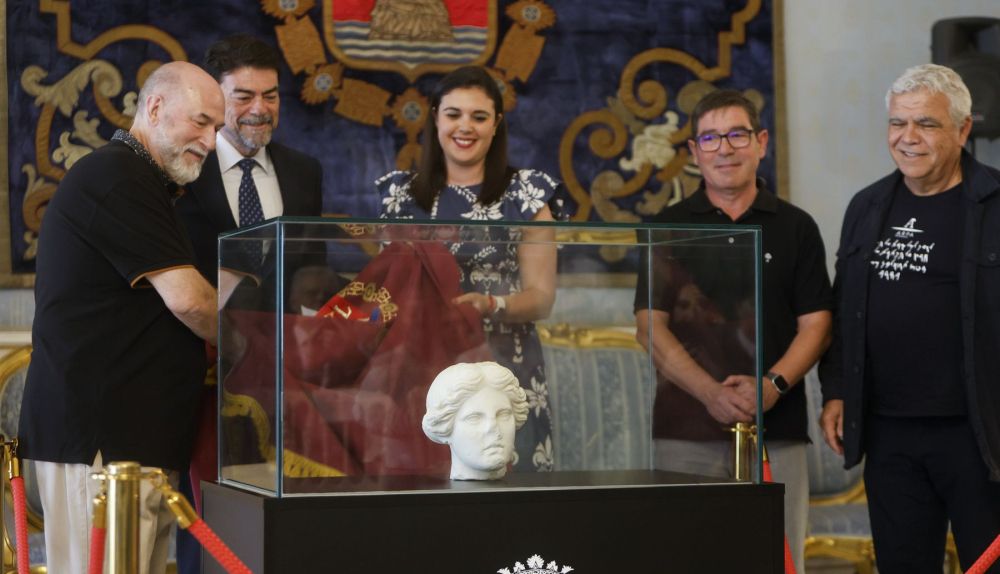 El jefe de Patrimonio Integral del Ayuntamiento de Alicante, José Manuel Pérez Burgos (I), durante la presentación de la "Venus de Alicante", un busto romano de entre los siglos I y II encontrado en las obras de restauración y urbanización arqueológica del yacimiento de la playa de La Almadraba de Alicante. / EFE-Morell El jefe de Patrimonio Integral del Ayuntamiento de Alicante, José Manuel Pérez Burgos (I), durante la presentación de la "Venus de Alicante", un busto romano de entre los siglos I y II encontrado en las obras de restauración y urbanización arqueológica del yacimiento de la playa de La Almadraba de Alicante. / EFE-Morell