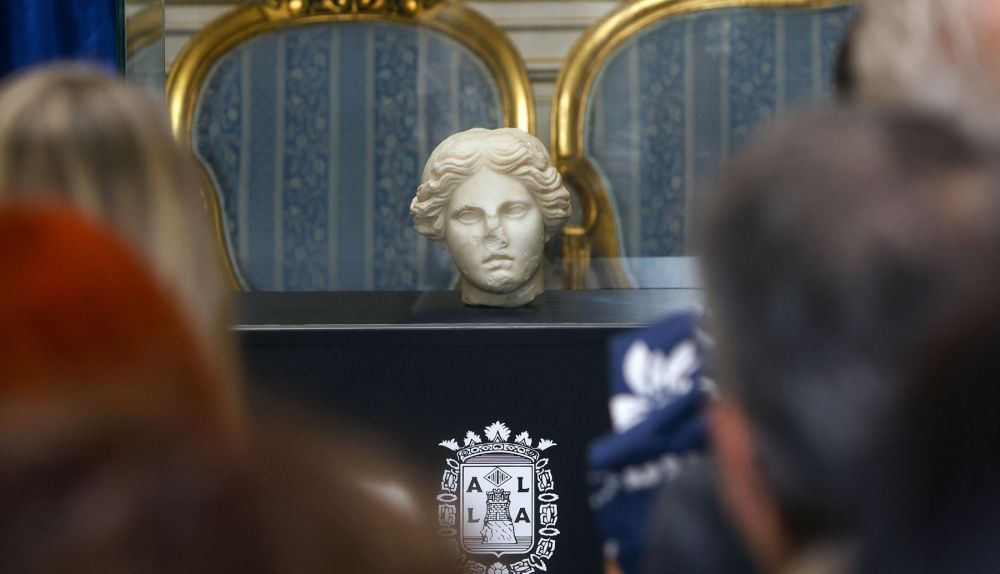 Presentación de la "Venus de Alicante", un busto romano de entre los siglos I y II encontrado en las obras de restauración y urbanización arqueológica del yacimiento de la playa de La Almadraba de Alicante. / EFE-Morell Presentación de la "Venus de Alicante", un busto romano de entre los siglos I y II encontrado en las obras de restauración y urbanización arqueológica del yacimiento de la playa de La Almadraba de Alicante. / EFE-Morell